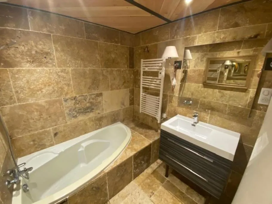 Grande Maison Avec Piscine Chauffee Au Clos Cache! Escamps  Holiday home